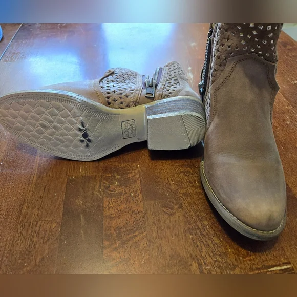 Tribal Brown Perforated Ankle Booties Circle G by Corral SZ 9 - Picture 2 of 4